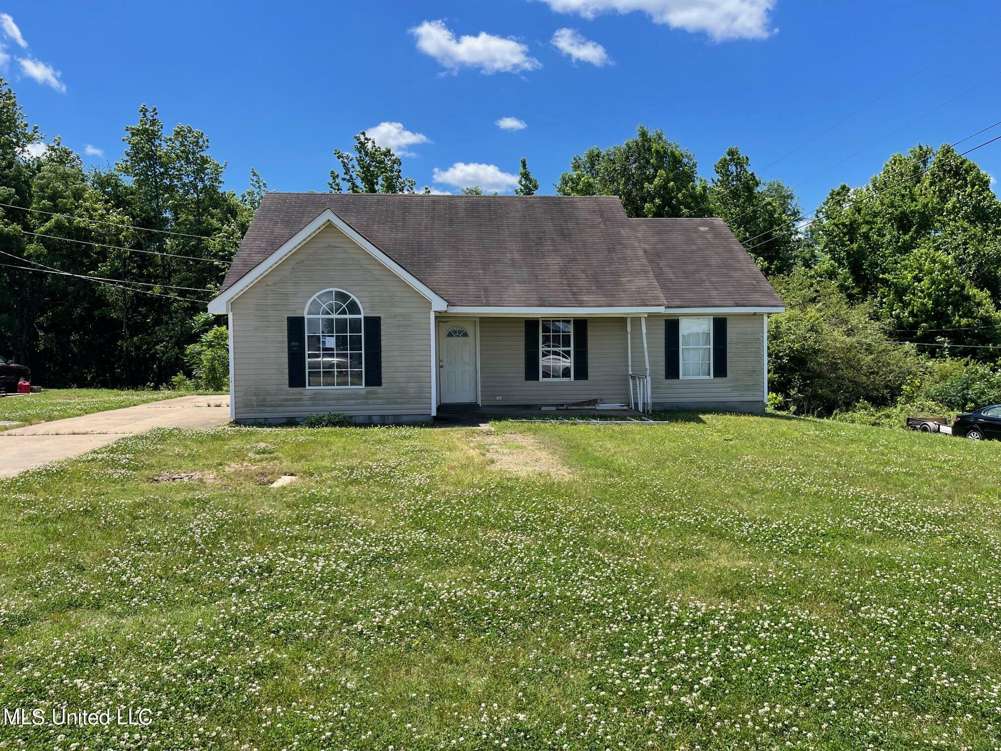 Property Photo: 335 W Ridge Boulevard MS 38635