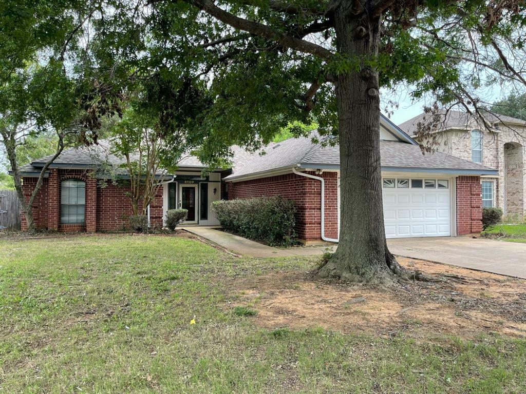 Property Photo:  6109 Kingswood Drive  TX 76001 