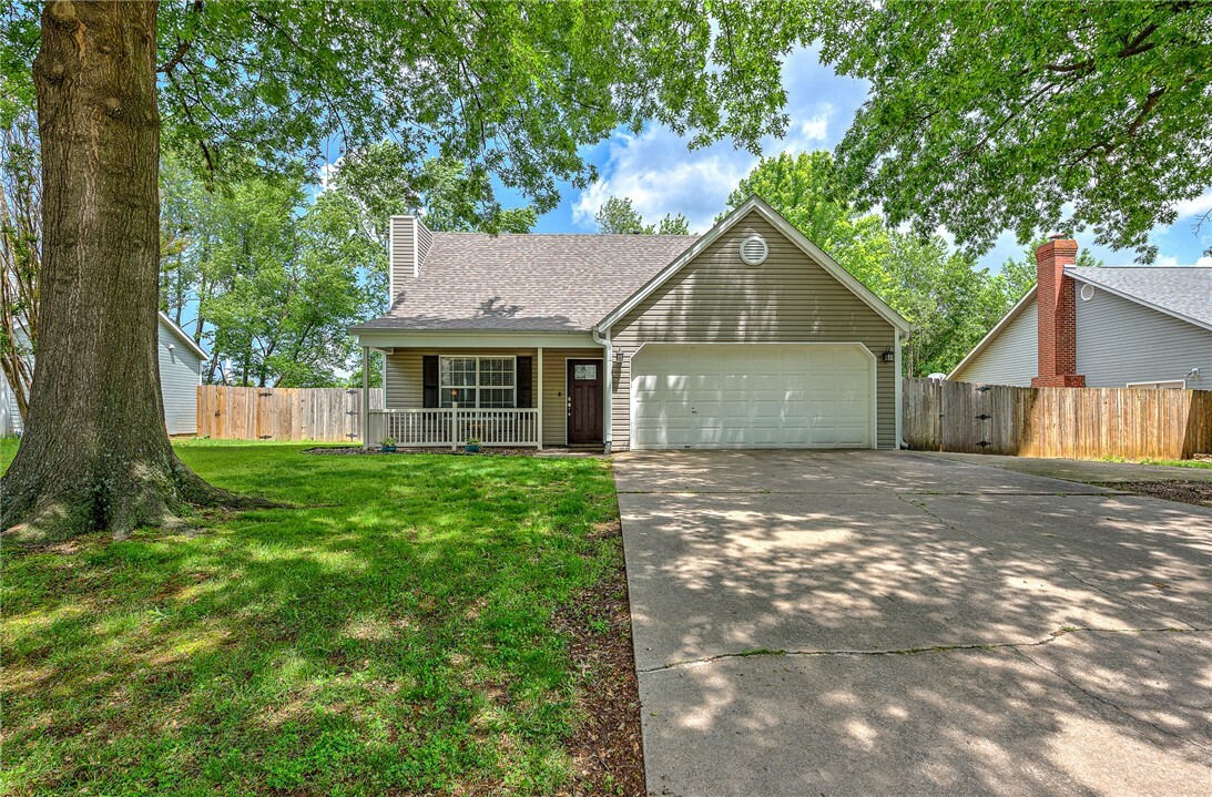 Property Photo:  2407 W Mulberry Street  AR 72758 