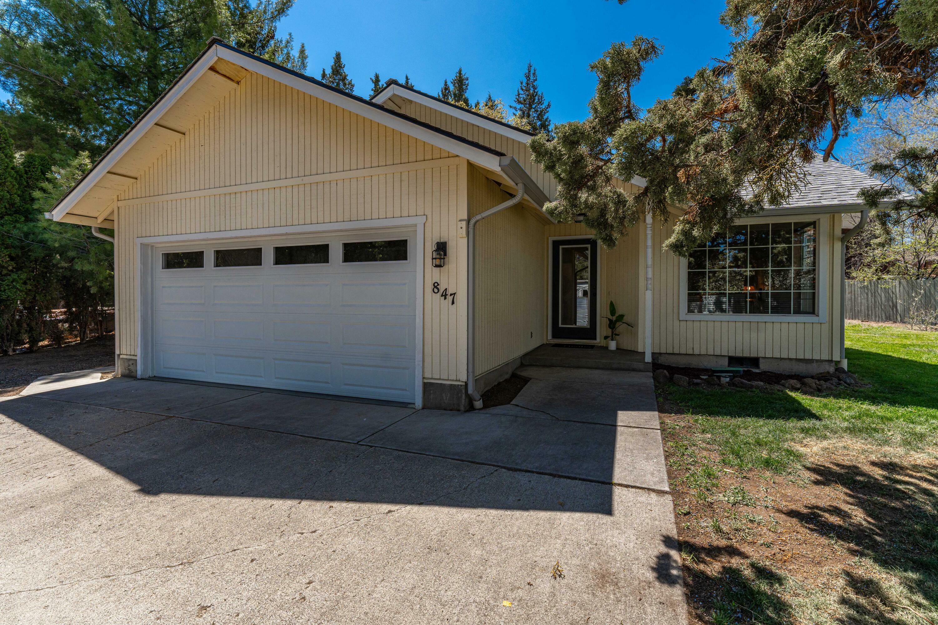 Property Photo: 847 NE Jones Road OR 97701