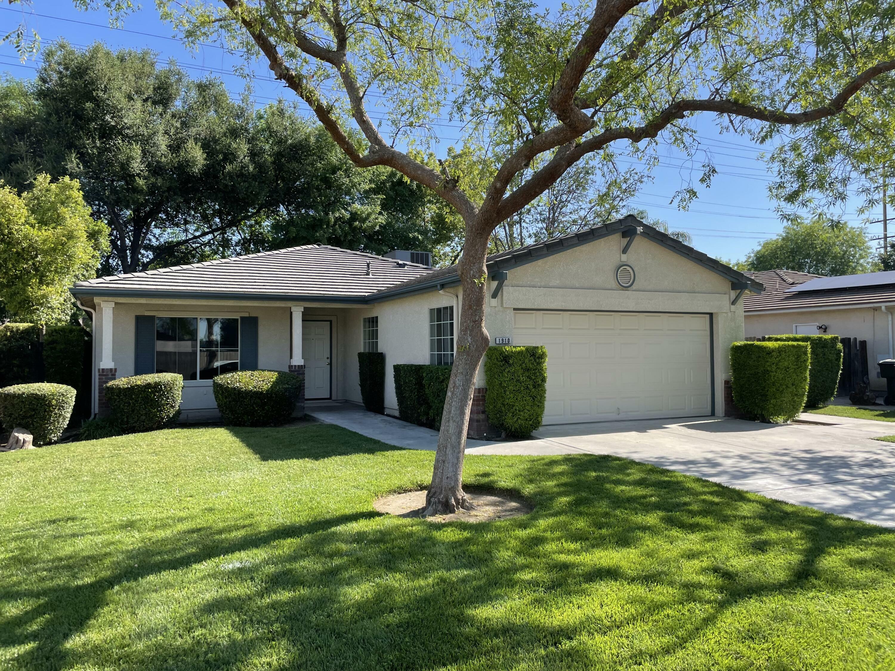 Property Photo:  1910 E Country Court  CA 93292 