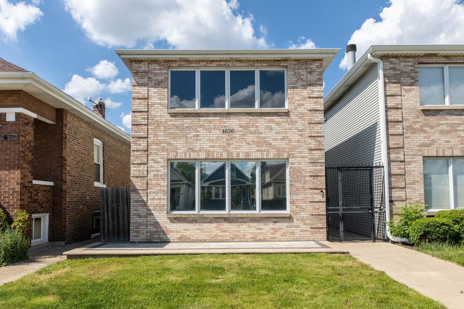 Property Photo:  4630 W Addison Street  IL 60641 