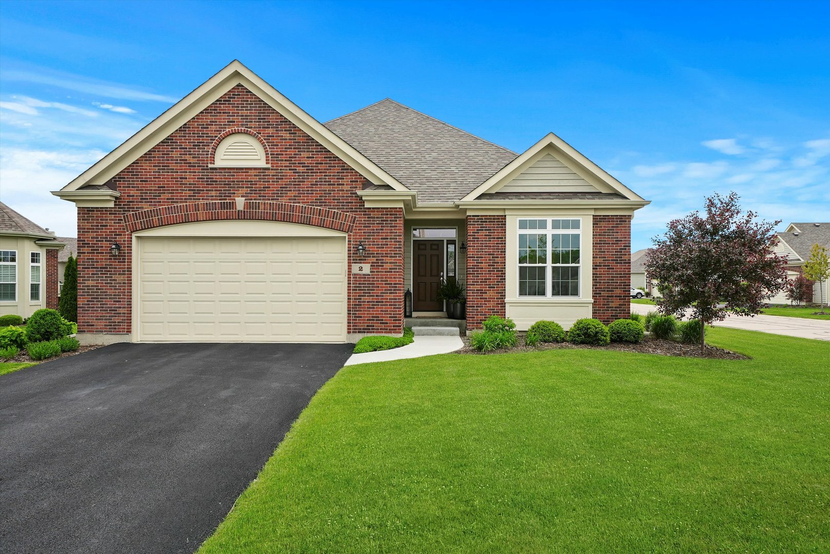 Property Photo:  2 Red Oak Court  IL 60156 