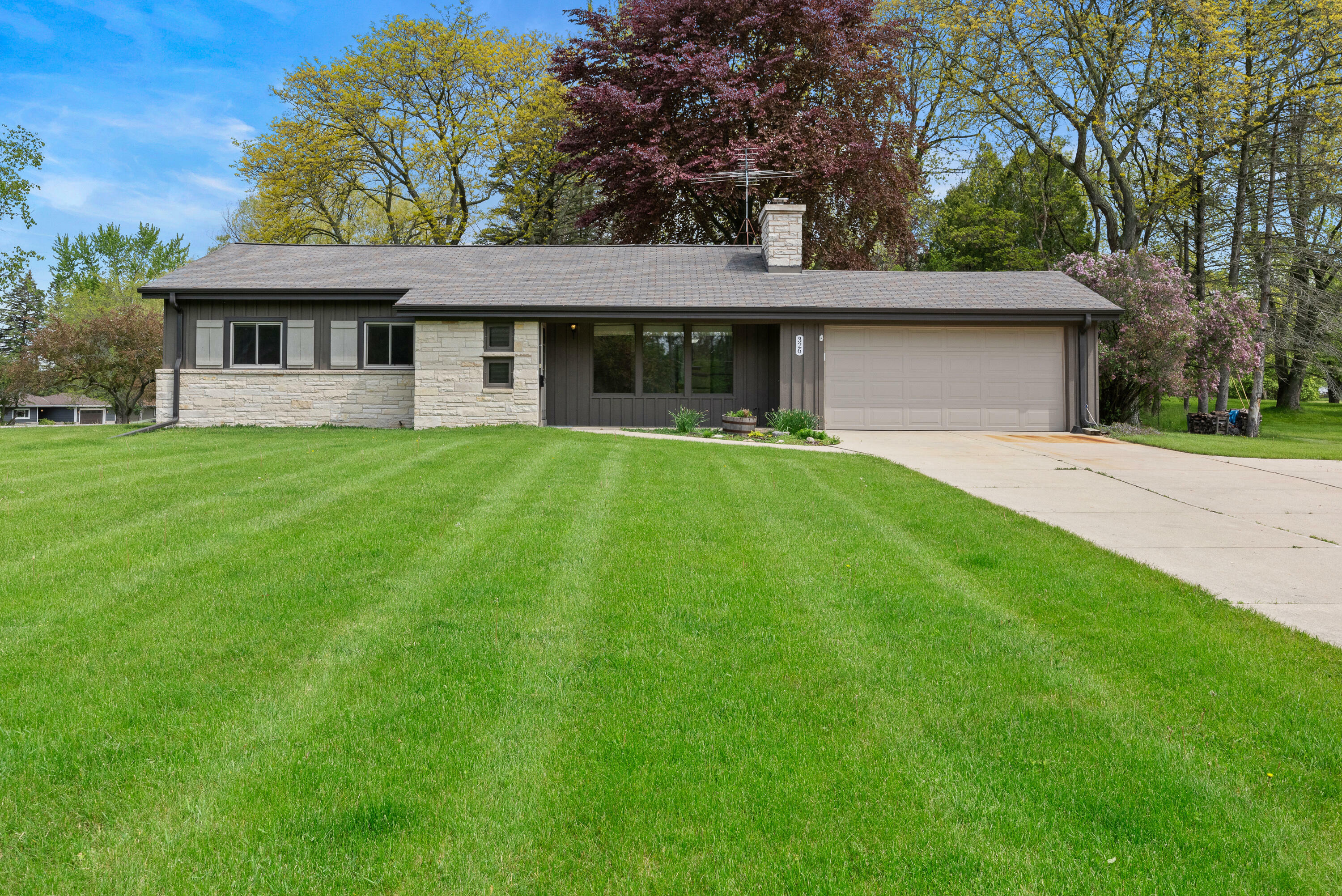 Property Photo: 326 W Mequon Rd WI 53092