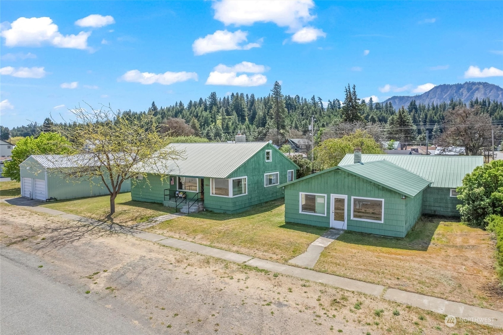 Property Photo:  513 Cleveland Avenue  WA 98943 