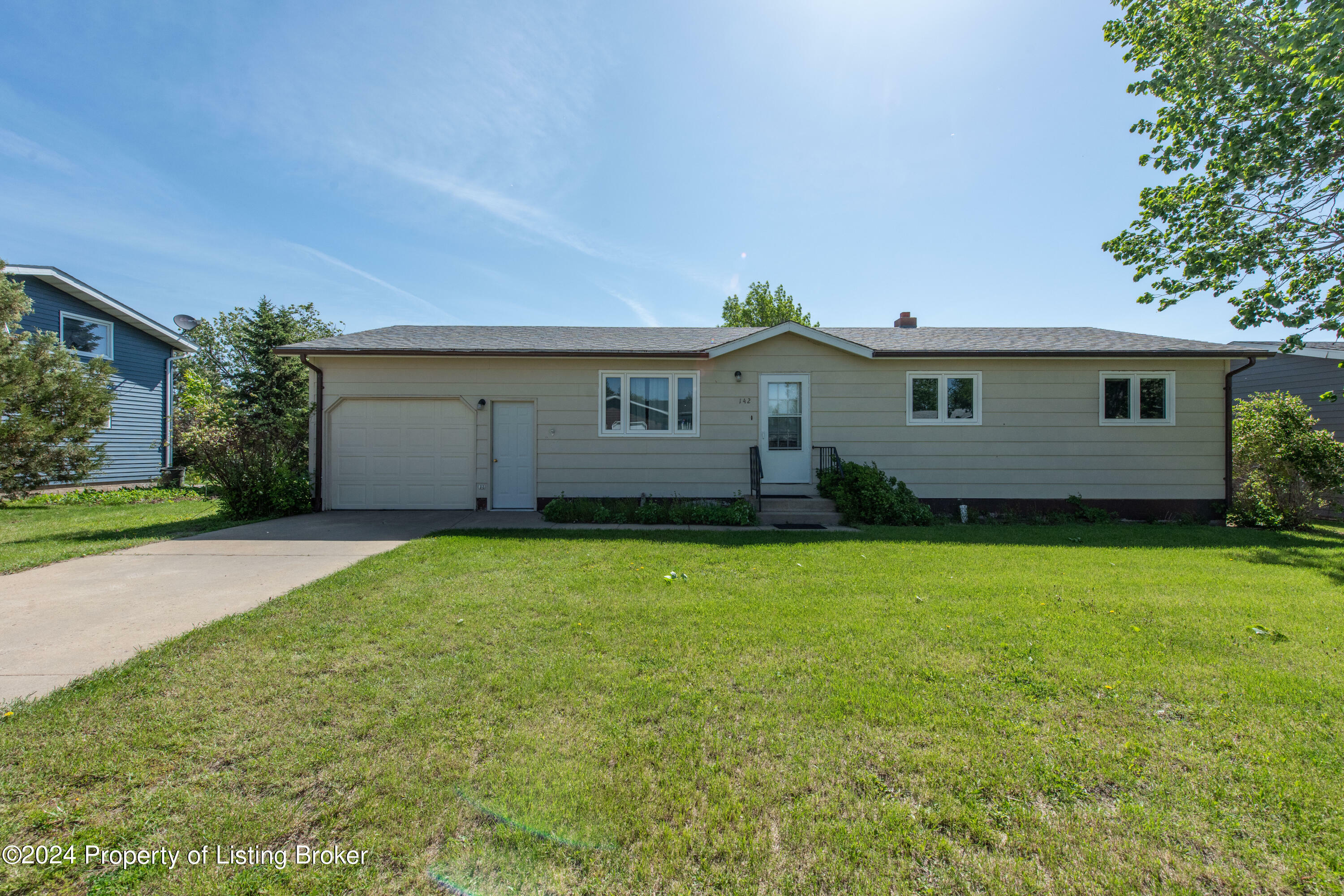 Property Photo: 142 Haugen Drive NW ND 58640