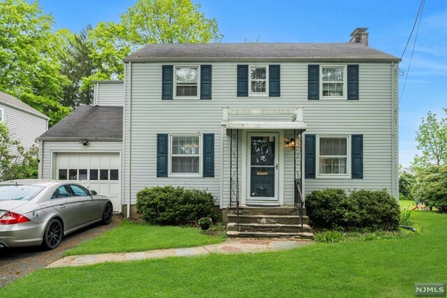 Property Photo:  19 Greenwood Avenue  NJ 07052 