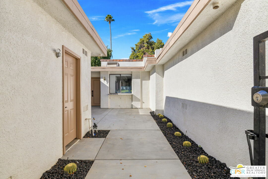 Property Photo:  15  Don Quixote Dr  CA 92270 