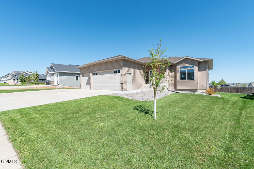 Property Photo:  904 Bremner Avenue  ND 58503 