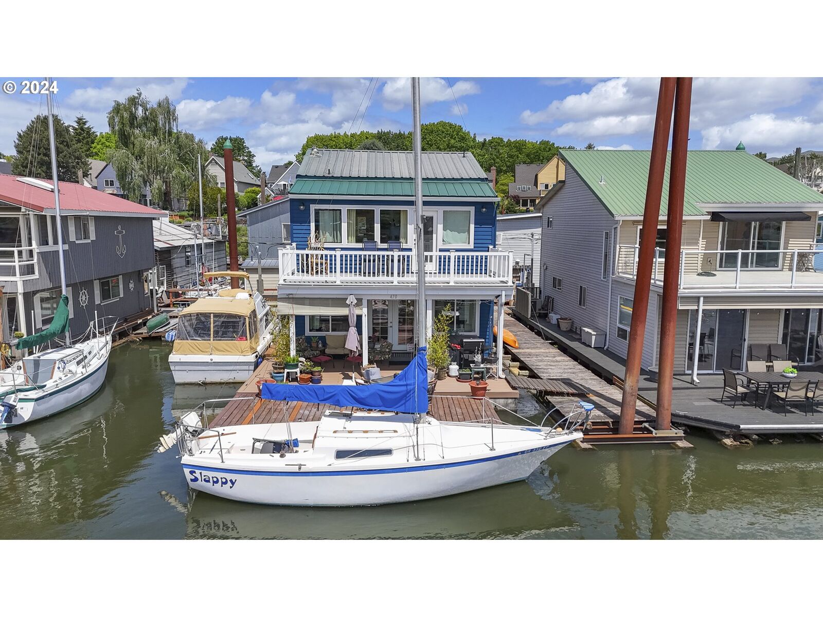 Property Photo:  470 N Tomahawk Island Dr  OR 97217 