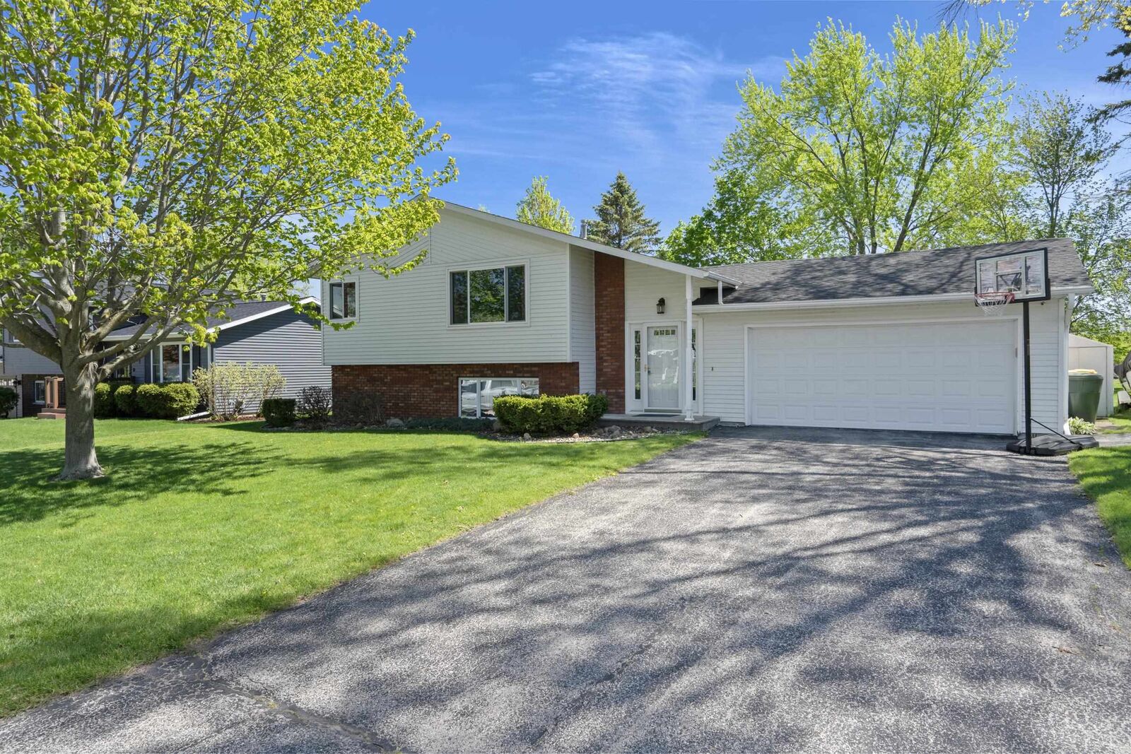 Property Photo:  413 Ardmore Avenue  WI 54971 