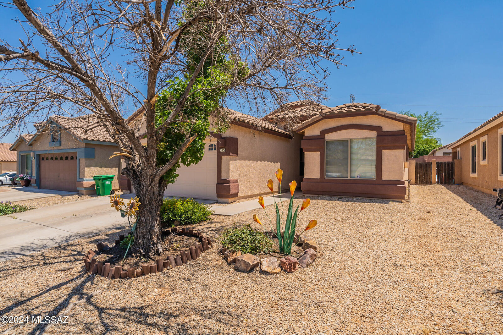Property Photo:  385 W Calle Patio Lindo  AZ 85629 