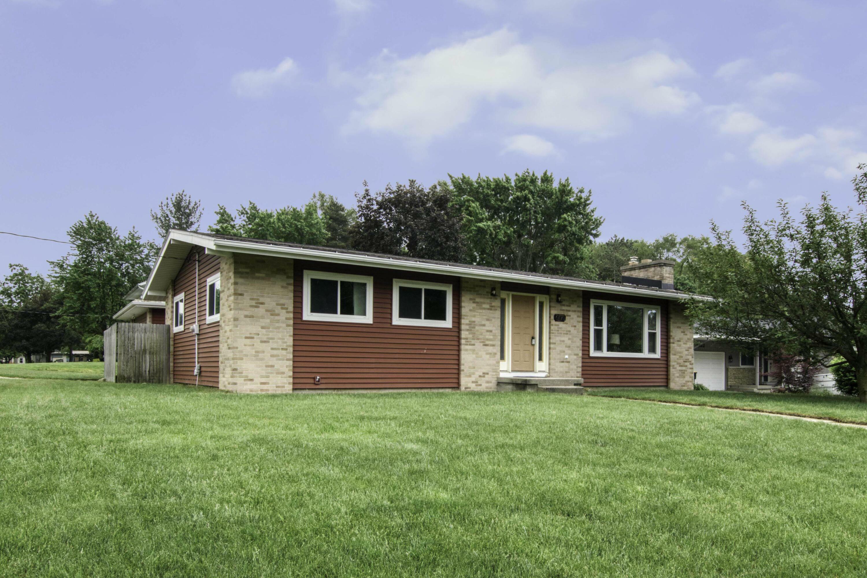 Property Photo:  2870 Leelanau Drive NE  MI 49525 