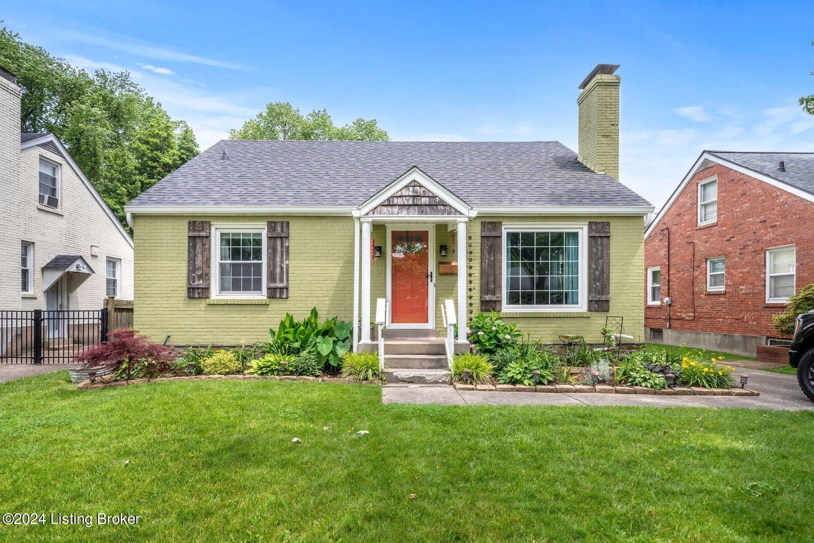 Property Photo:  305 Merriman Rd  KY 40207 