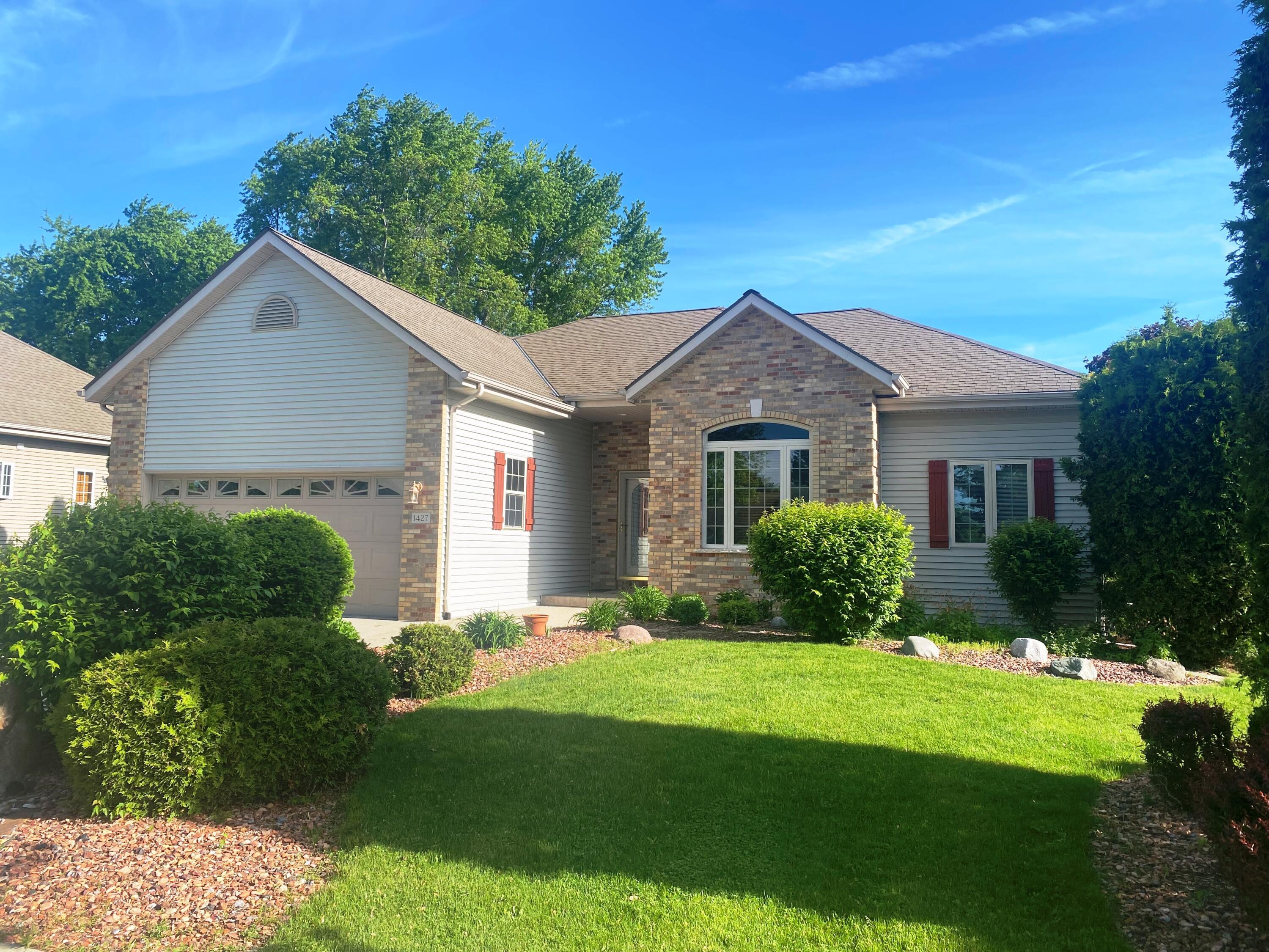 Property Photo: 1427 Goldenrod Cir WI 53095