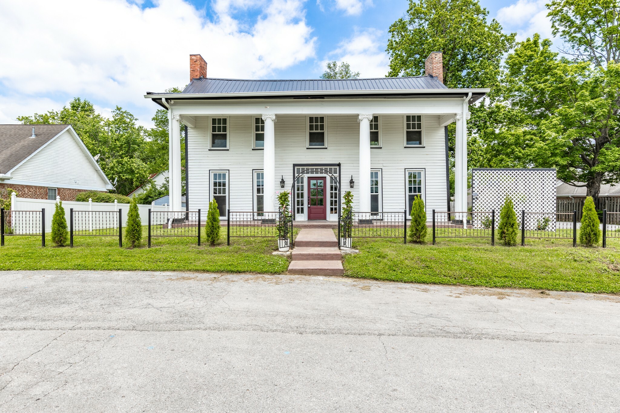 Property Photo:  310 E Franklin St  TN 37066 