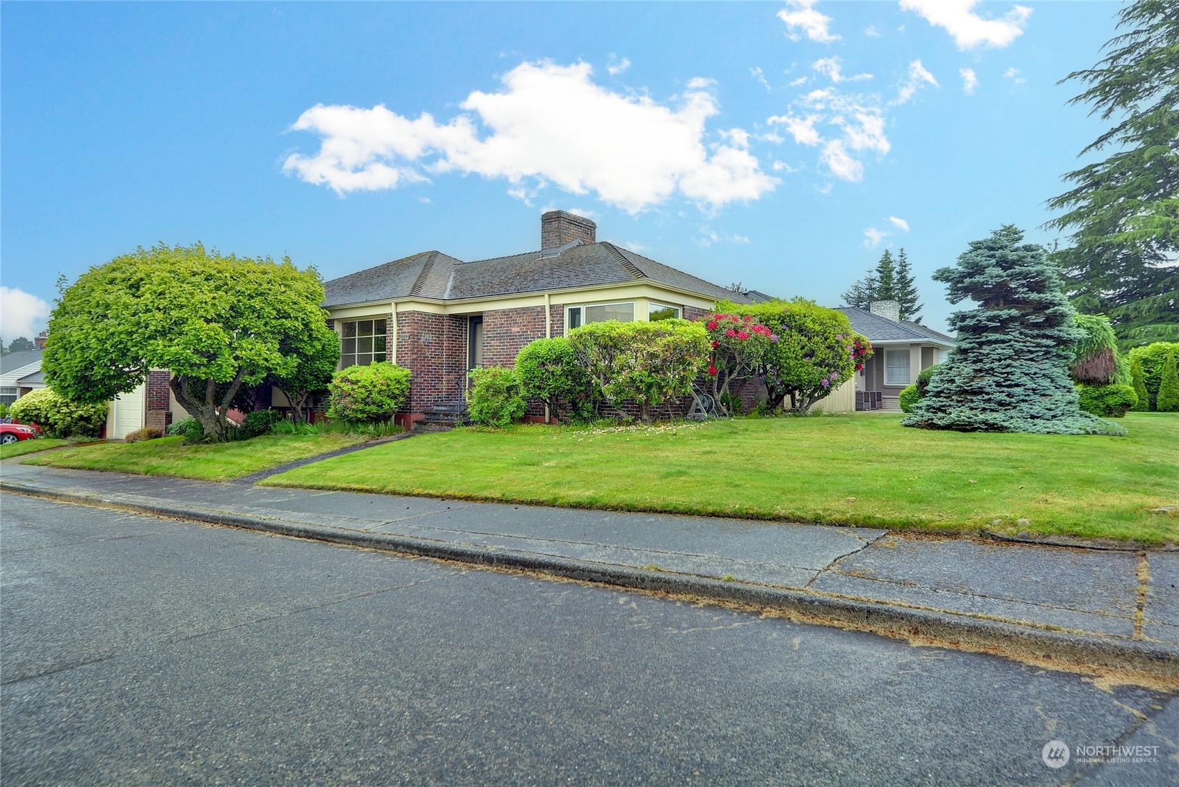 Property Photo:  2102 Montvale Court W  WA 98199 