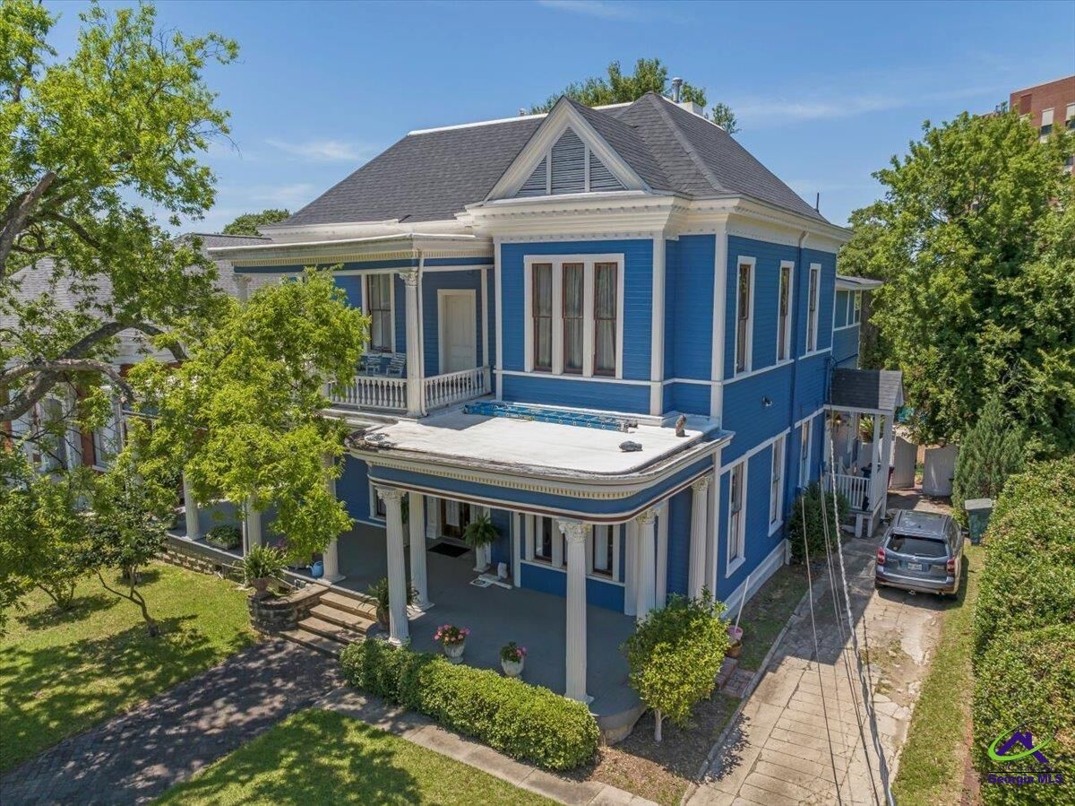 Property Photo:  781 College St  GA 31201 