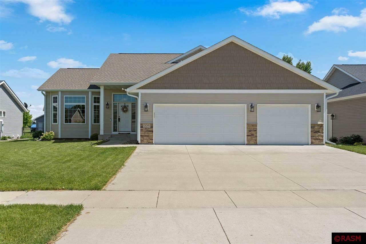 Property Photo:  225 Muriefield Drive  MN 56001 