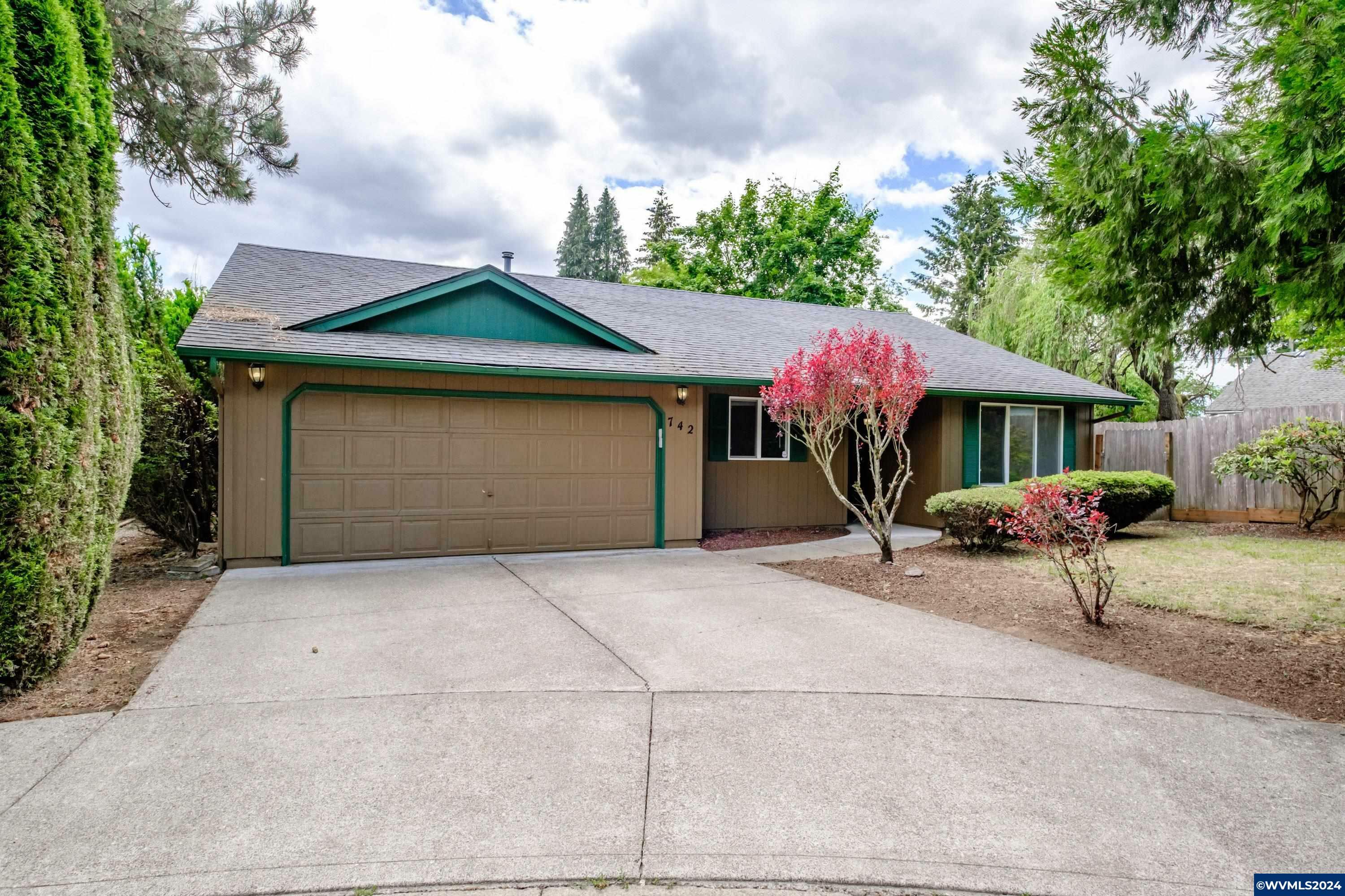 Property Photo:  742  Max Ct N  OR 97303 