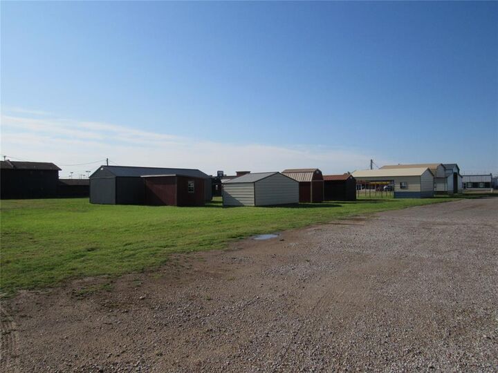 Property Photo: 2115 E Broadway Street OK 73521