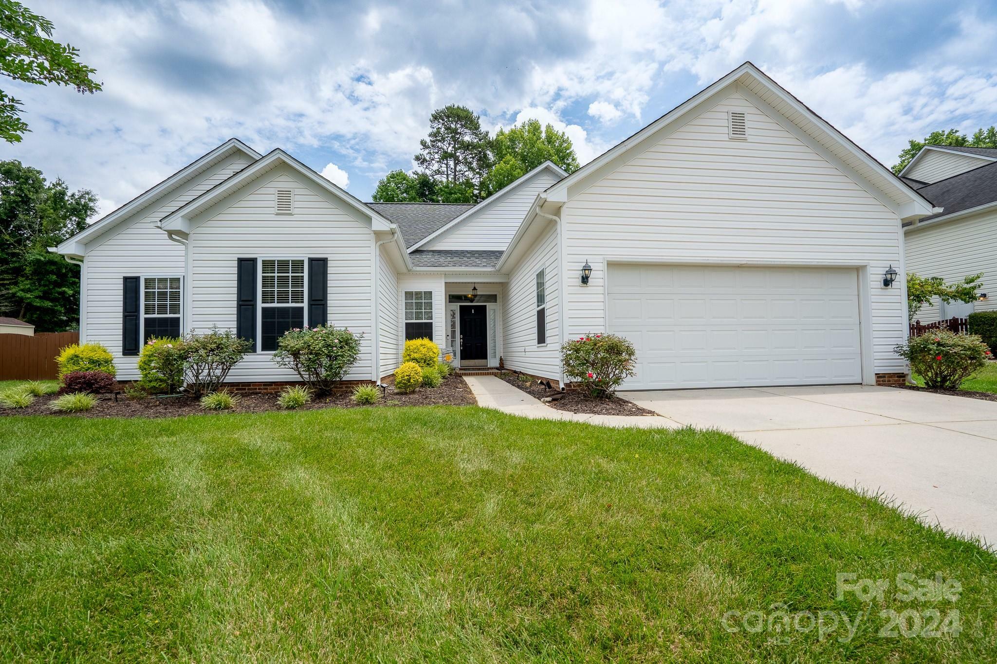 Property Photo:  2424 Alaqua Court  NC 28105 