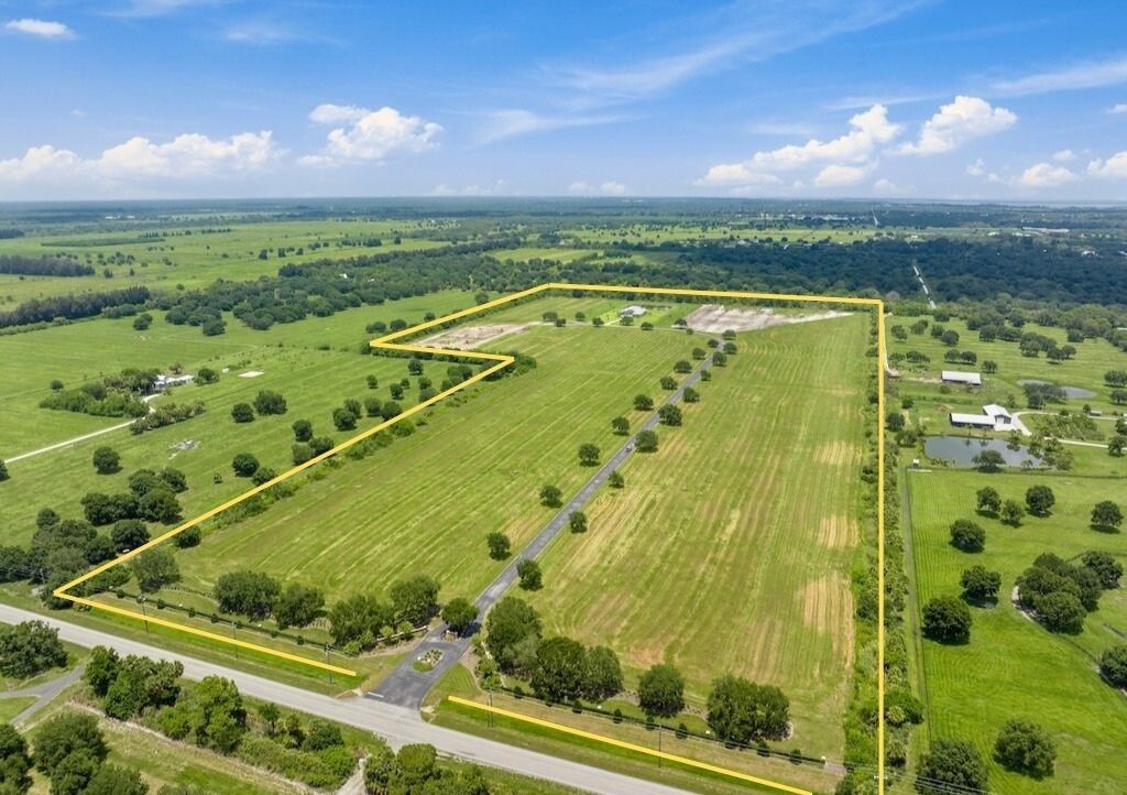 Property Photo:  6905 71st Court  FL 32967 