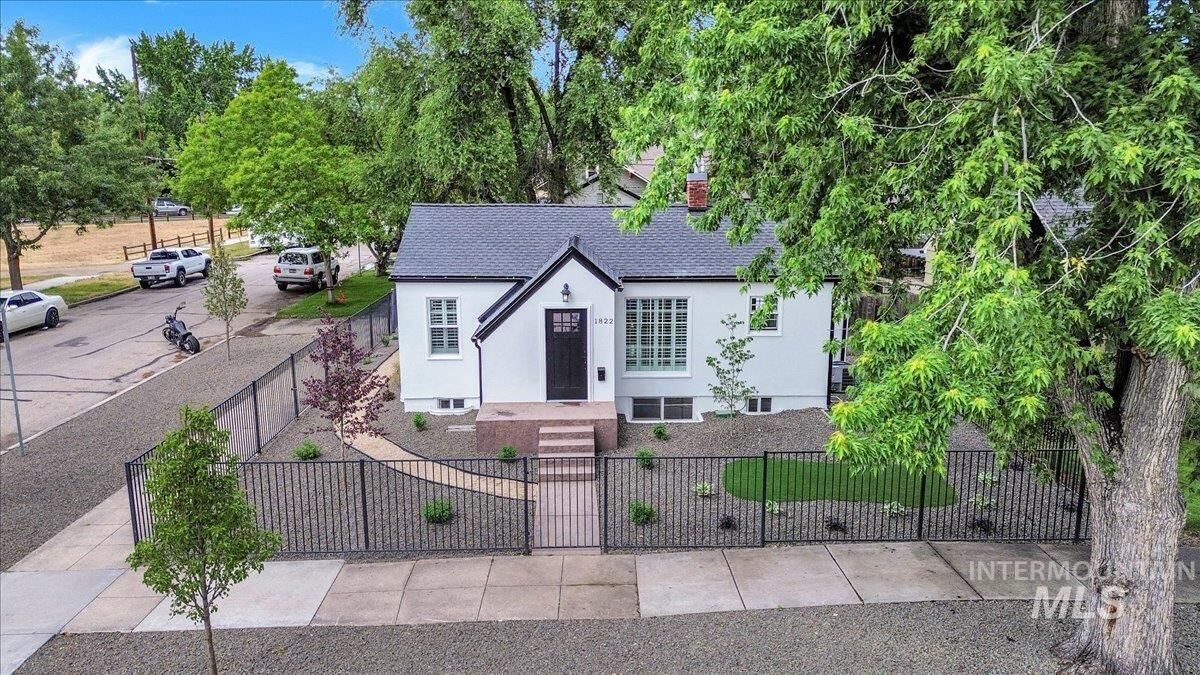 Property Photo:  1822 N Bannock St  ID 83702 
