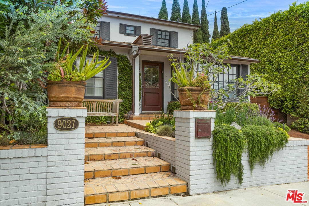 Property Photo:  9027   Phyllis Ave  CA 90069 