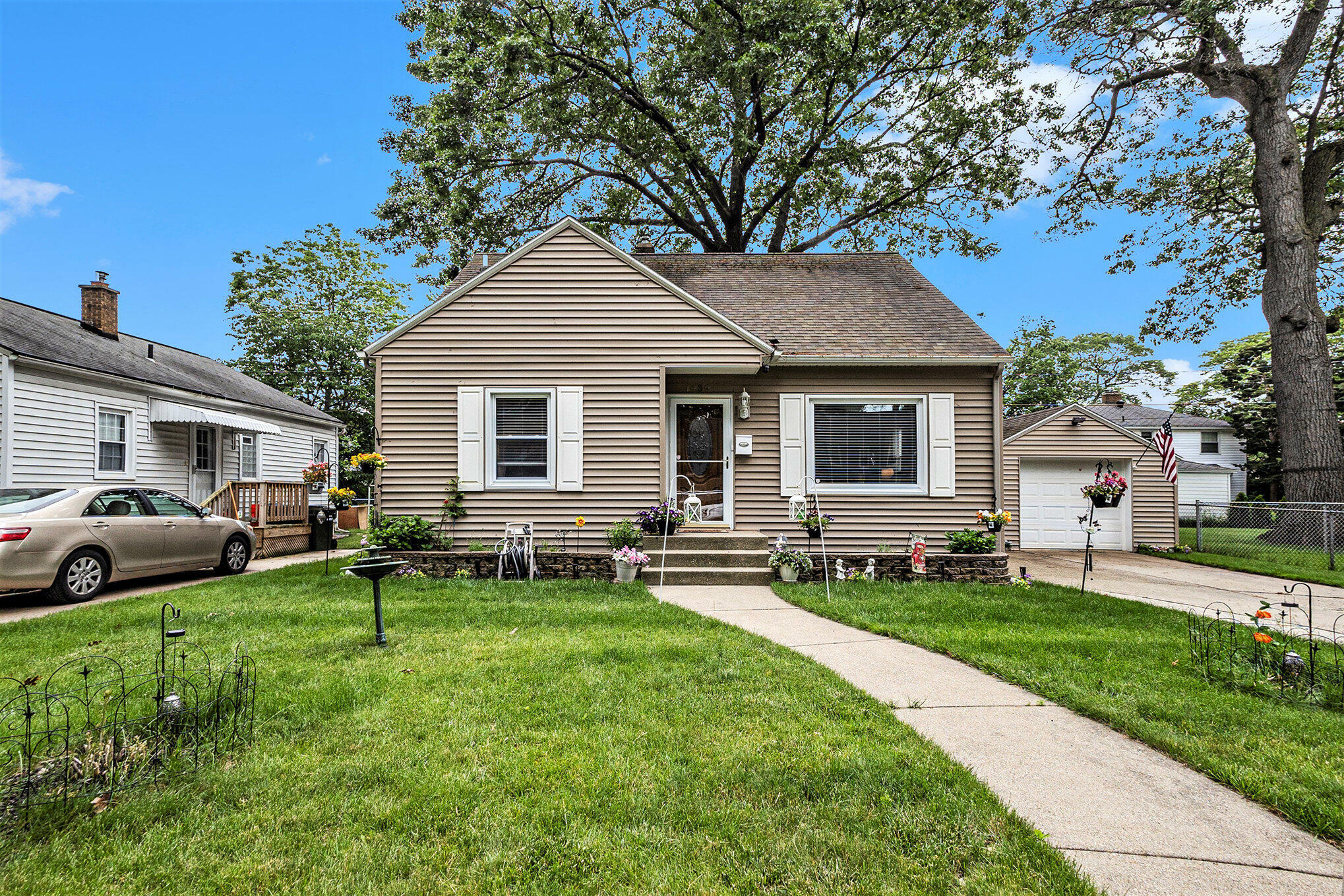 Property Photo:  1439 Randolph Avenue  MI 49441 