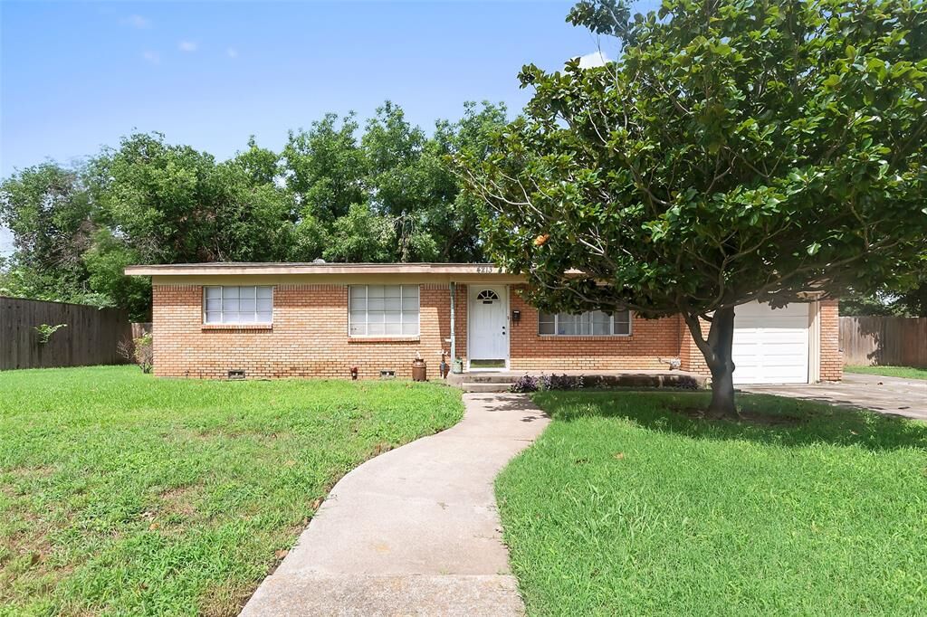 Property Photo: 4213 Ken Michael Court TX 76180