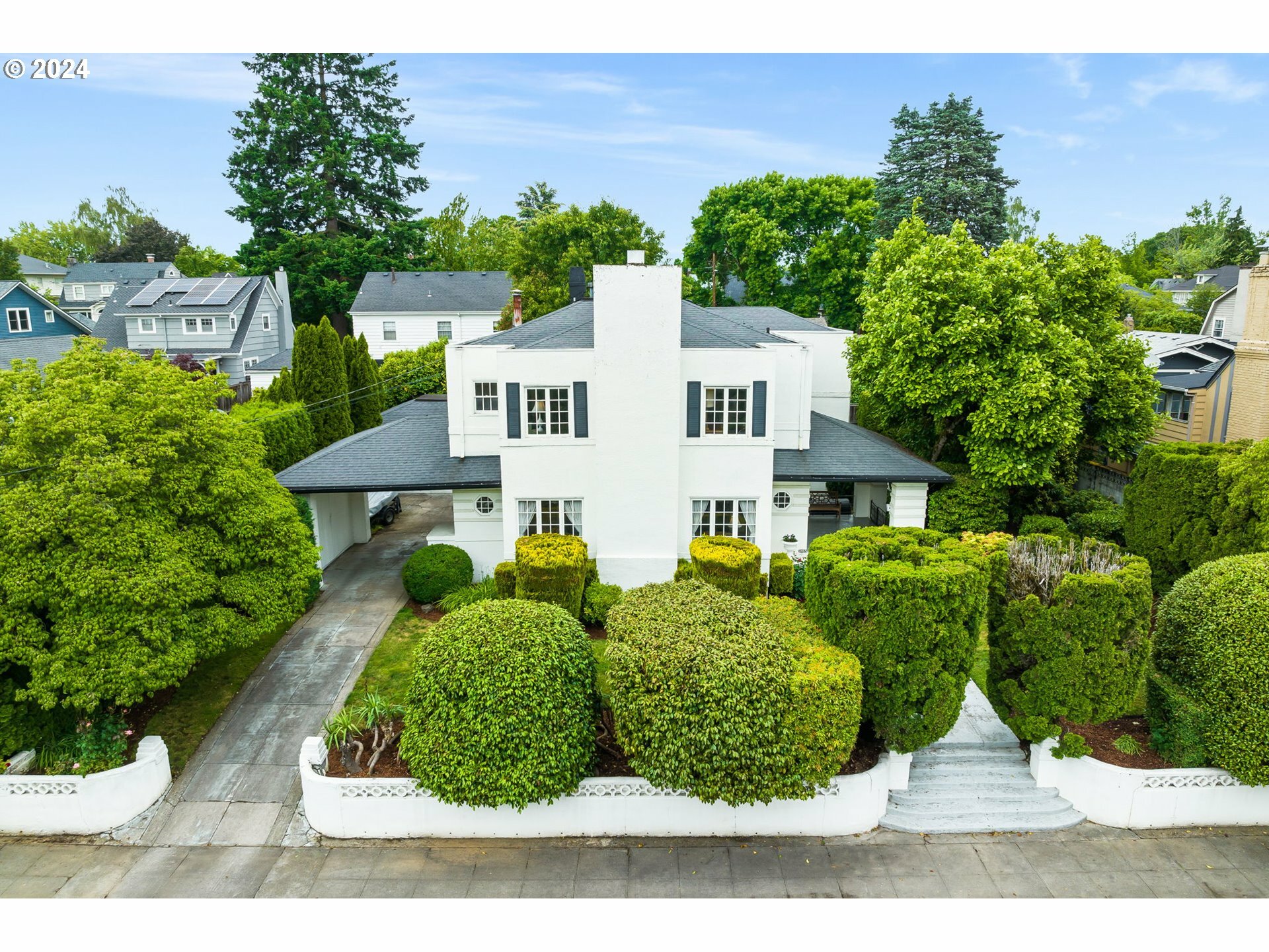 Property Photo: 3465 E Burnside St OR 97214