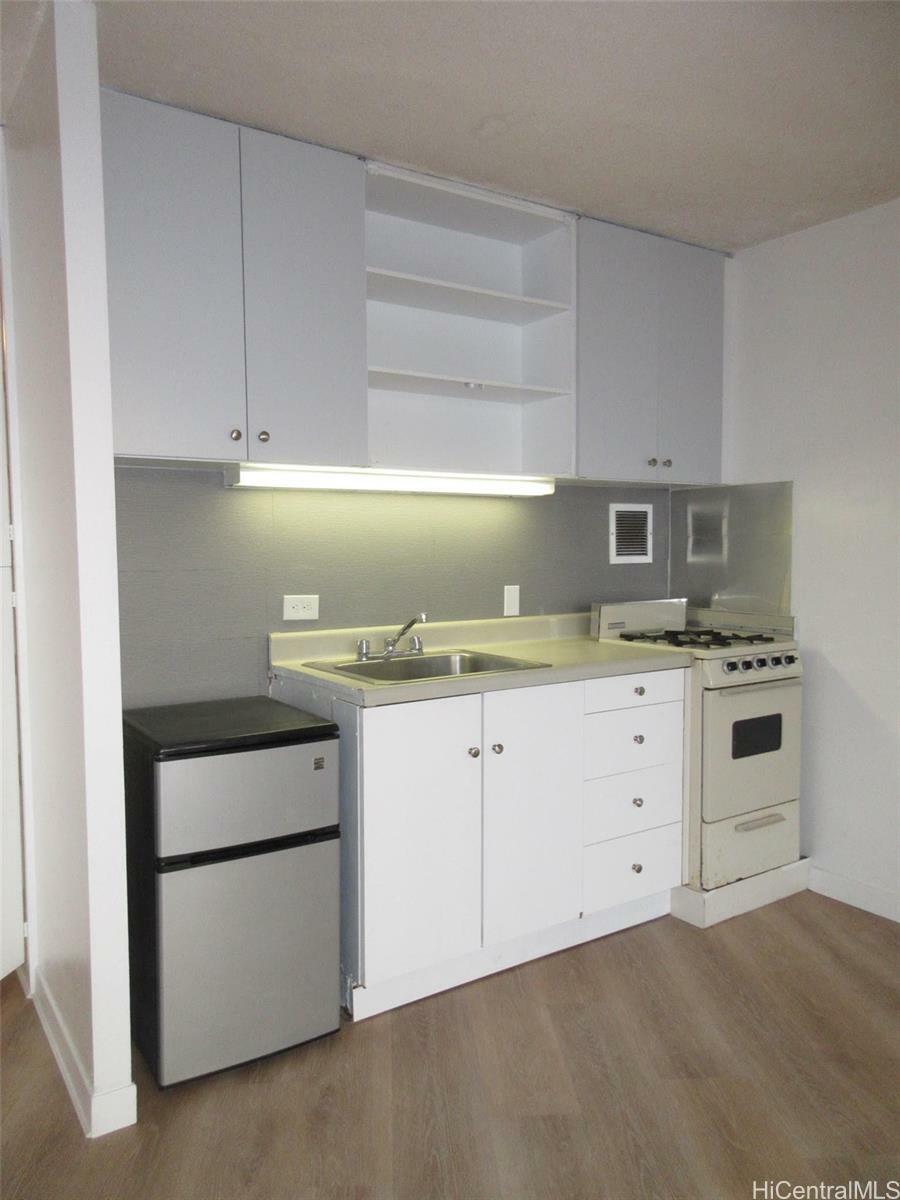 Property Photo:  750 Amana Street 1902  HI 96814 