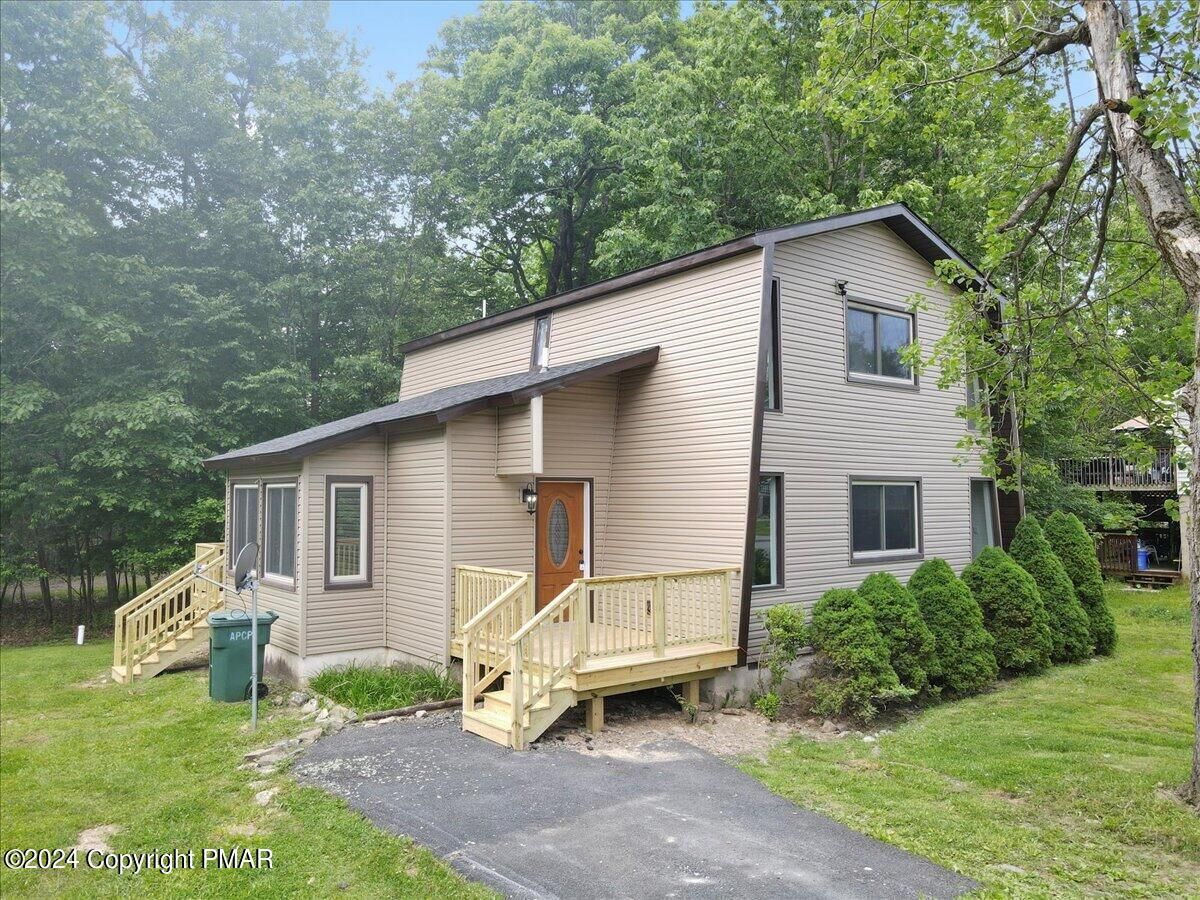 Property Photo: 224 Greenbriar Circle PA 18466