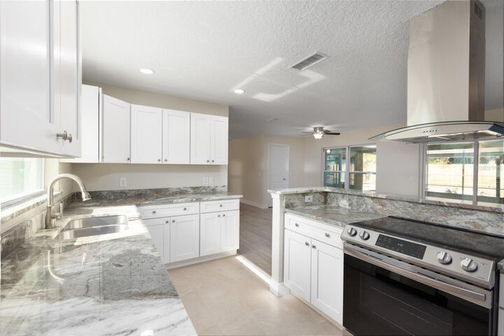 Property Photo: 135 N Pressview Avenue FL 32750