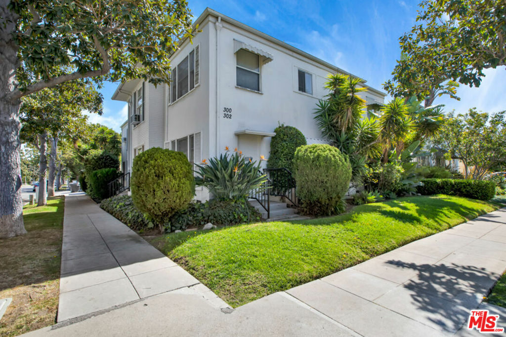 Property Photo:  300 S Doheny Drive 302A  CA 90211 