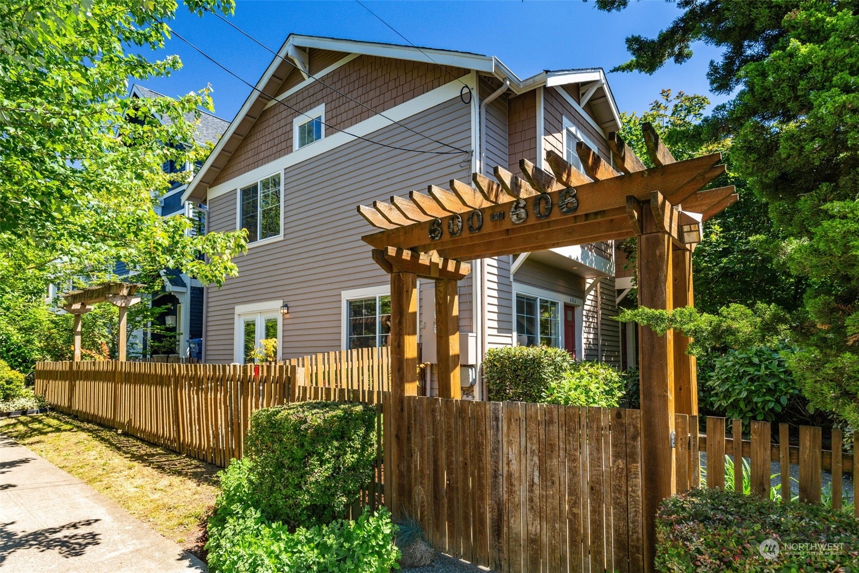 Property Photo:  606 21st Avenue 606  WA 98122 