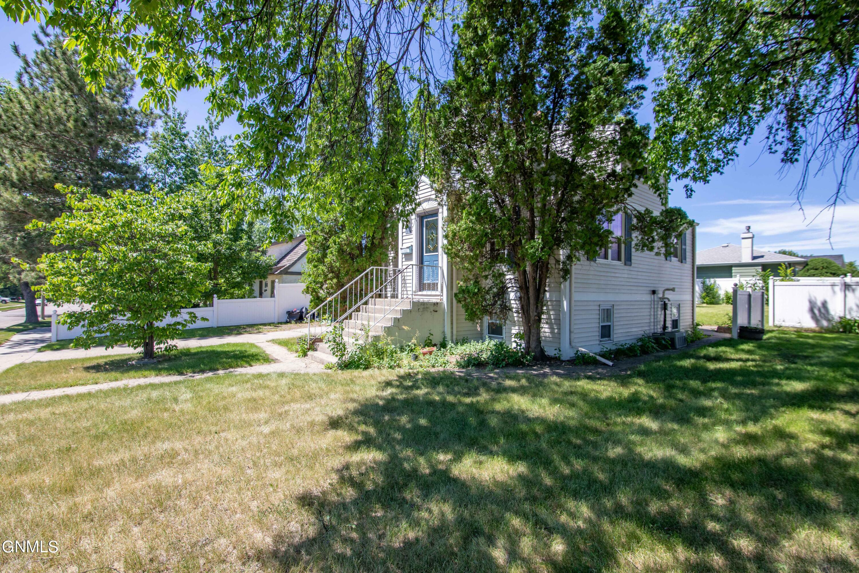 Property Photo:  518 Central Avenue  ND 58501 