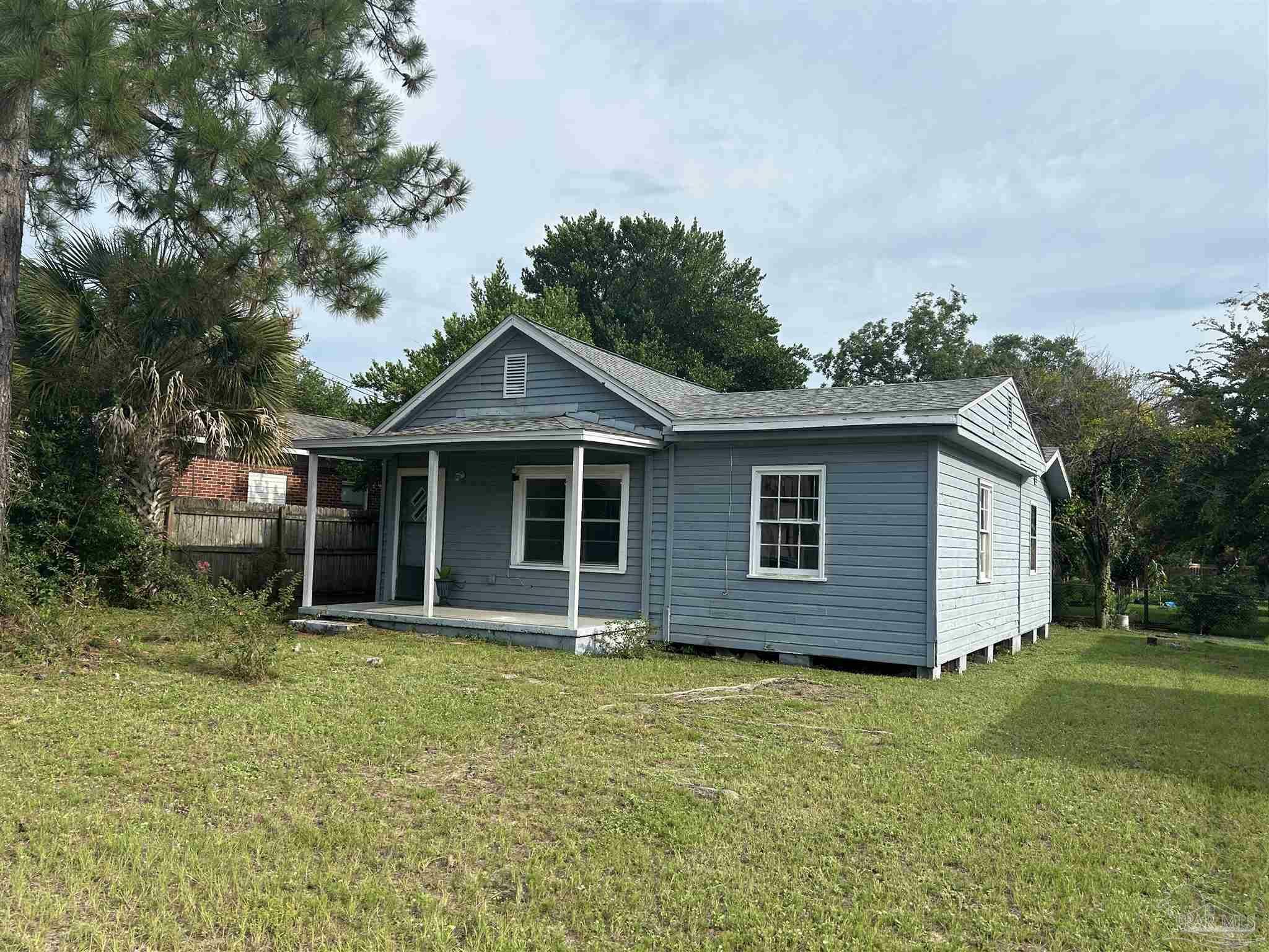 Property Photo:  807 W Desoto St  FL 32501 