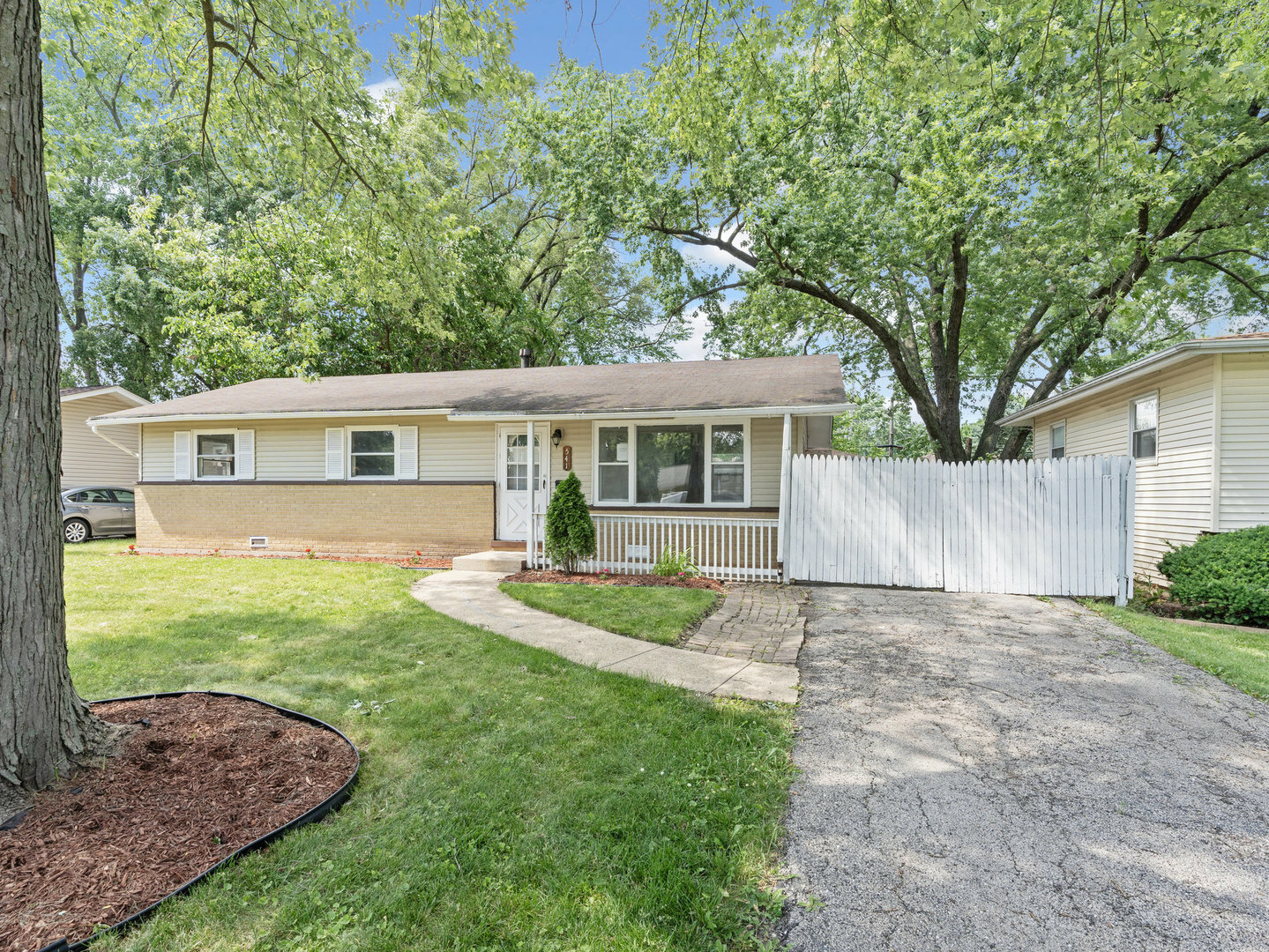 541 Lakelawn Boulevard  Aurora IL 60506 photo