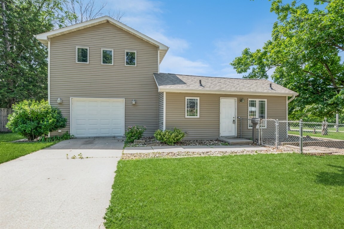 Property Photo:  499 13th Ave  IA 52302 