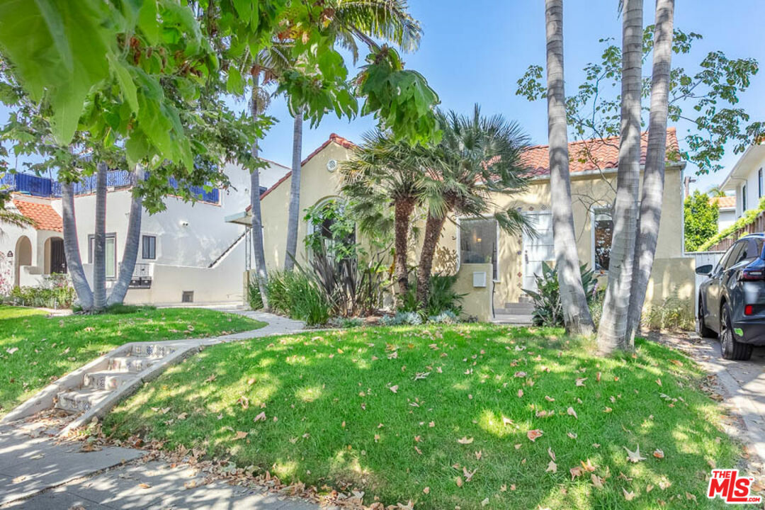 Property Photo:  828  N Sycamore Ave  CA 90038 