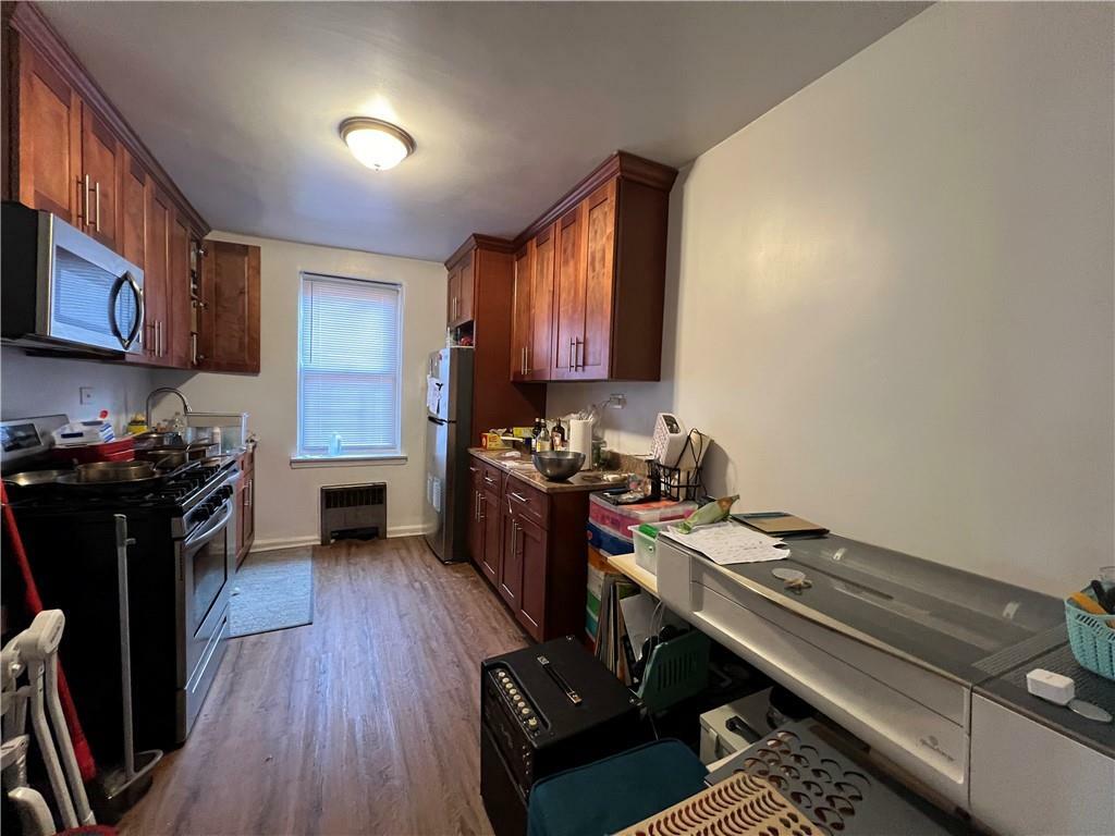 Property Photo:  2080 Barnes Avenue 5B  NY 10462 