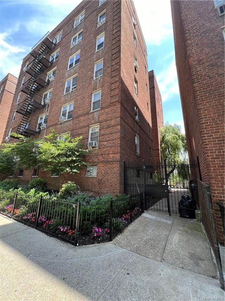 Property Photo: 2080 Barnes Avenue 5B NY 10462
