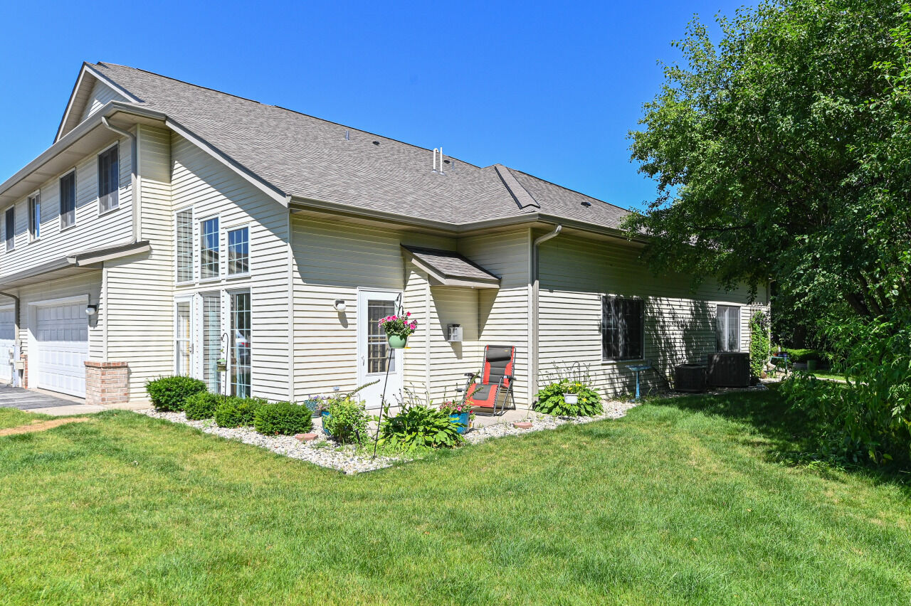 Property Photo: 2409 Fox River Pkwy B WI 53189