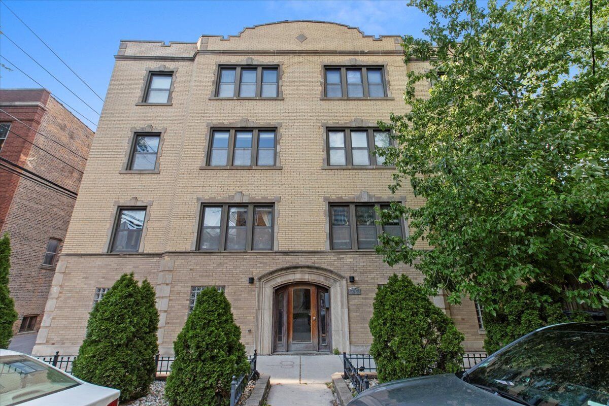 Property Photo: 1610 W Byron Street 1 IL 60613