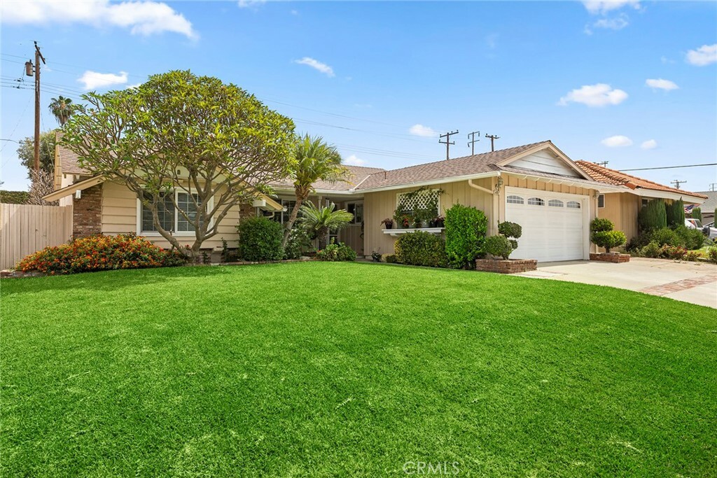 Property Photo:  401 E Parkwood Ave  CA 90631 