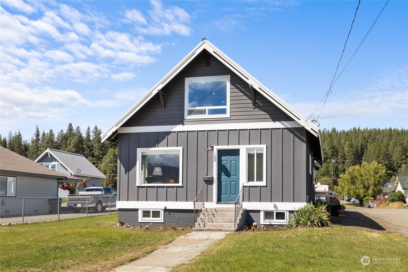 Property Photo:  717 E Second Street  WA 98922 