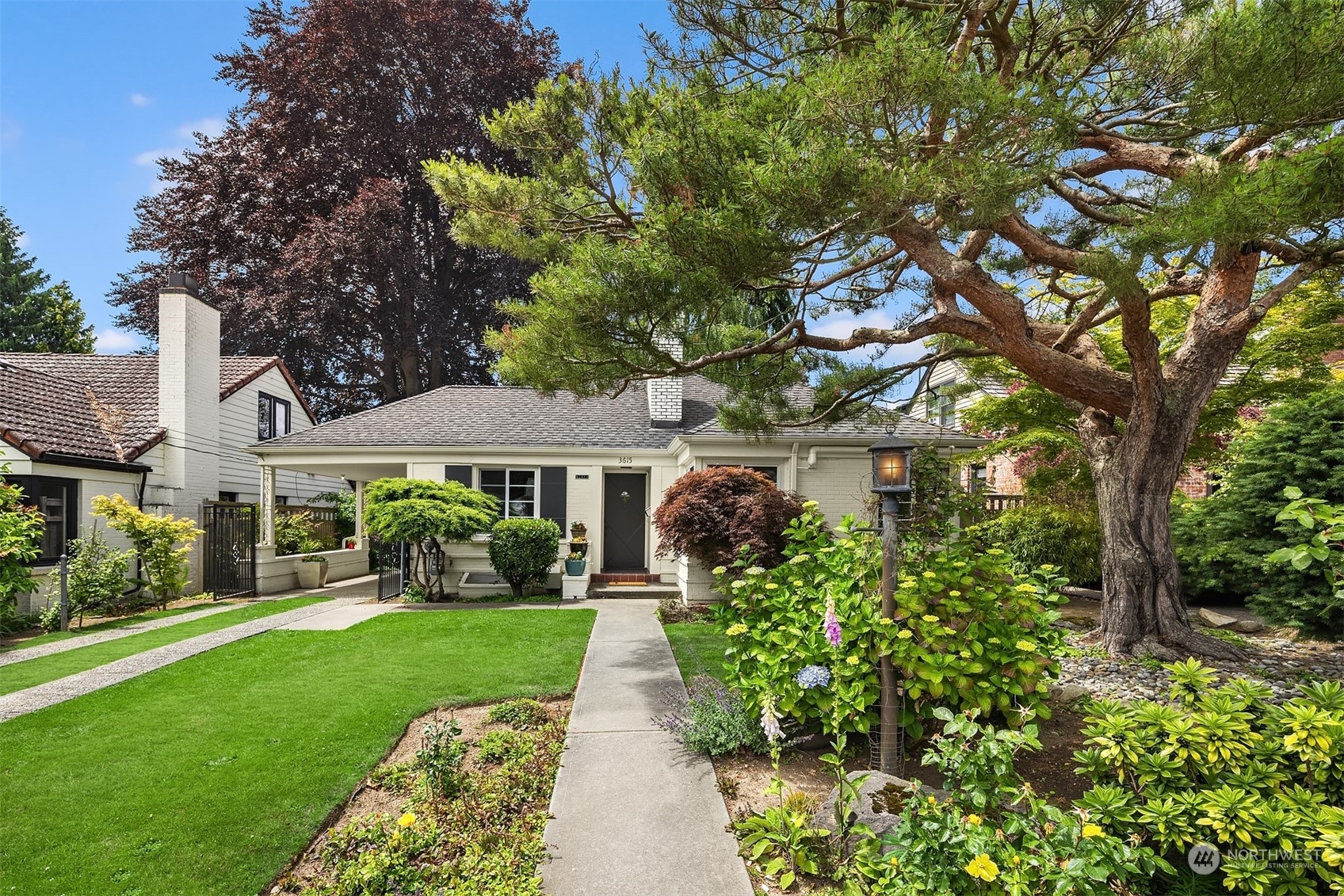 Property Photo:  3615 Magnolia Boulevard W  WA 98199 