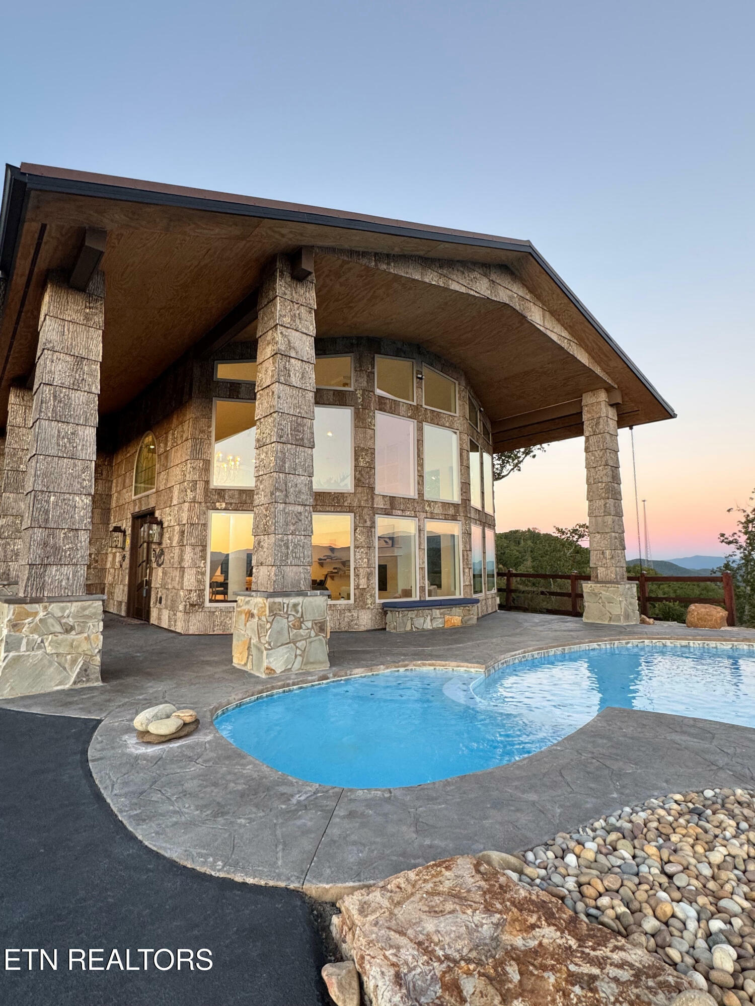 Property Photo: 3661 Richardson Cove Rd TN 37876